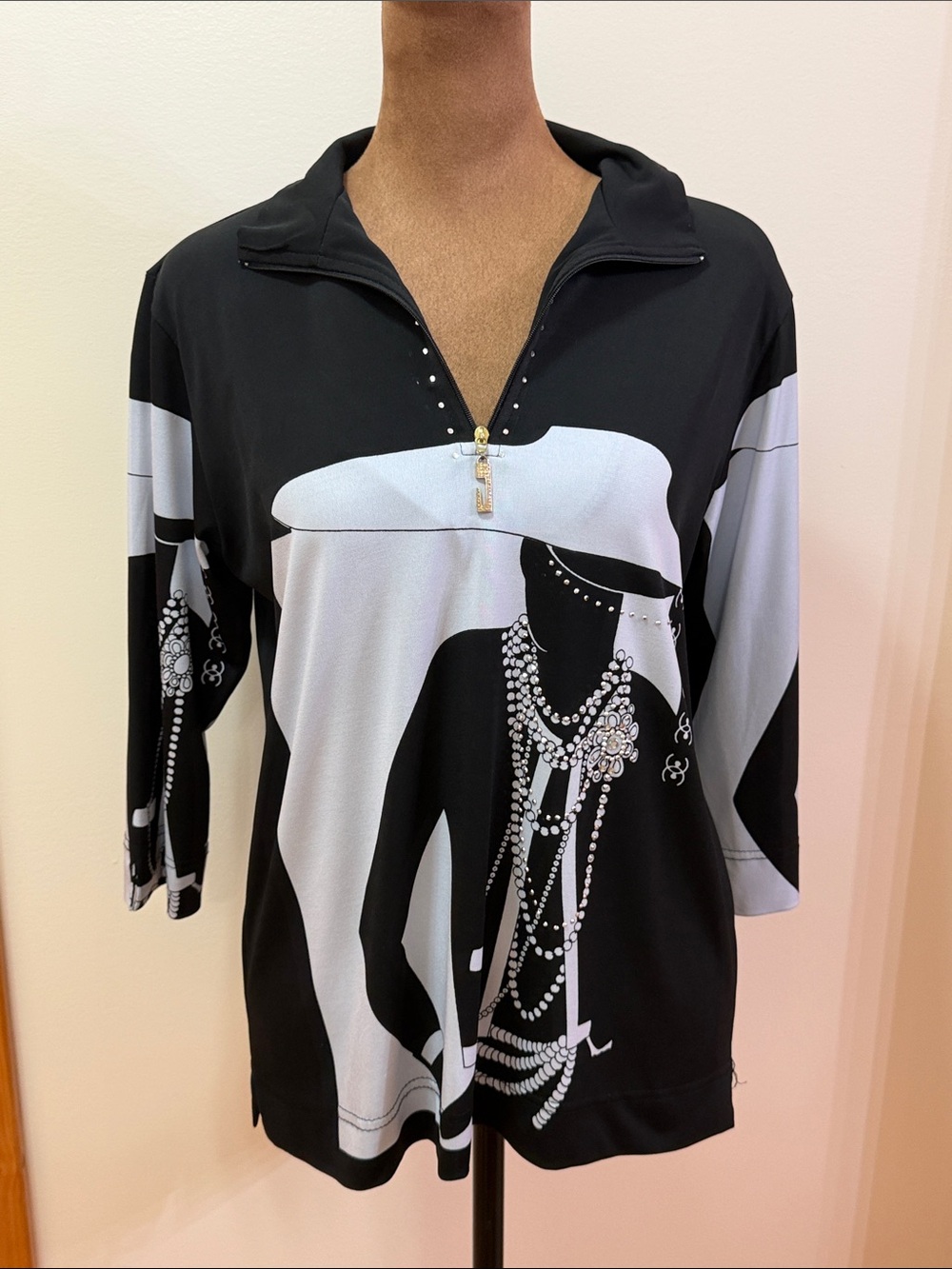 Jackets Galore by John Farah Vintage Black & White V-Neck Graphic Women’s Top M